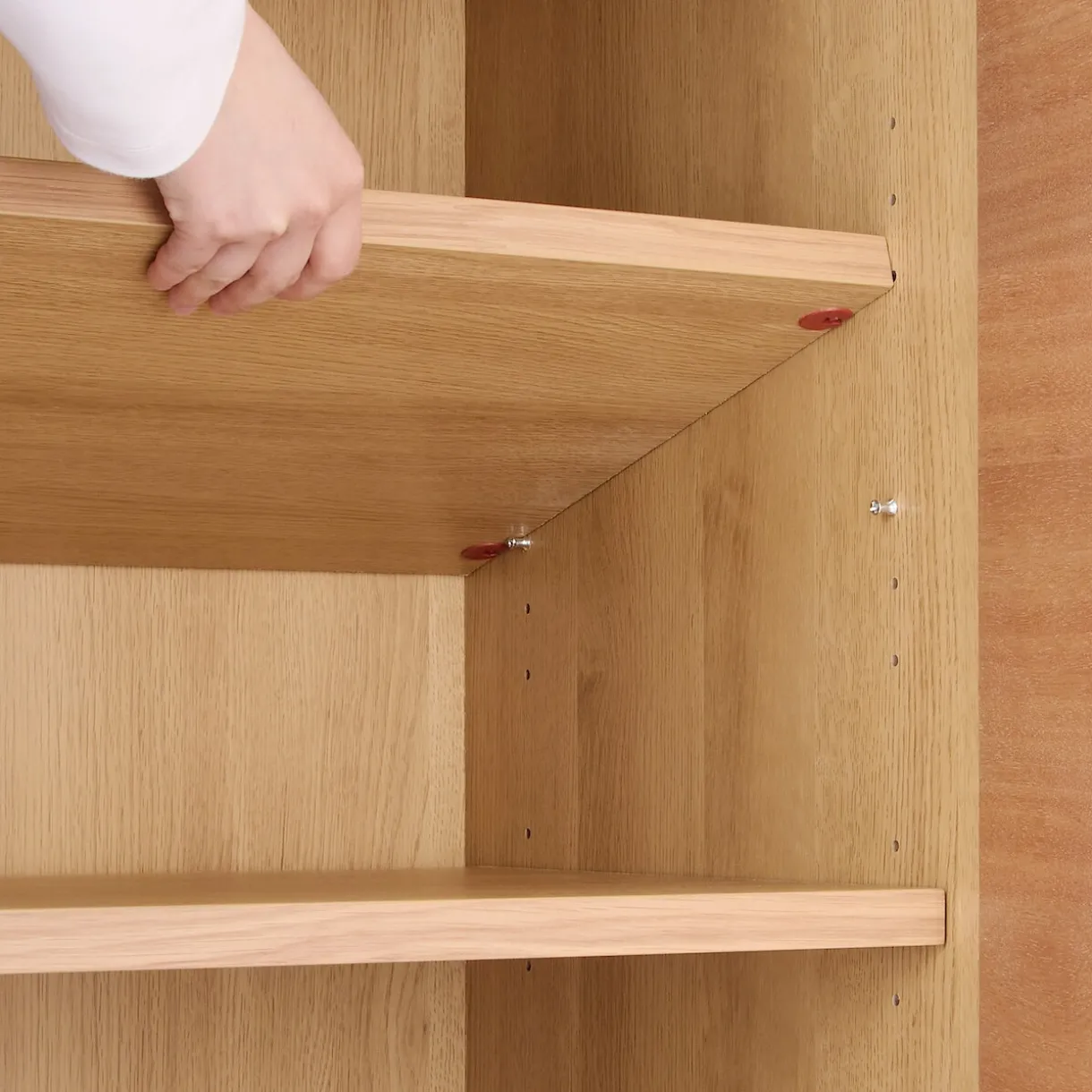 Armoire en noyer avec tiroirs