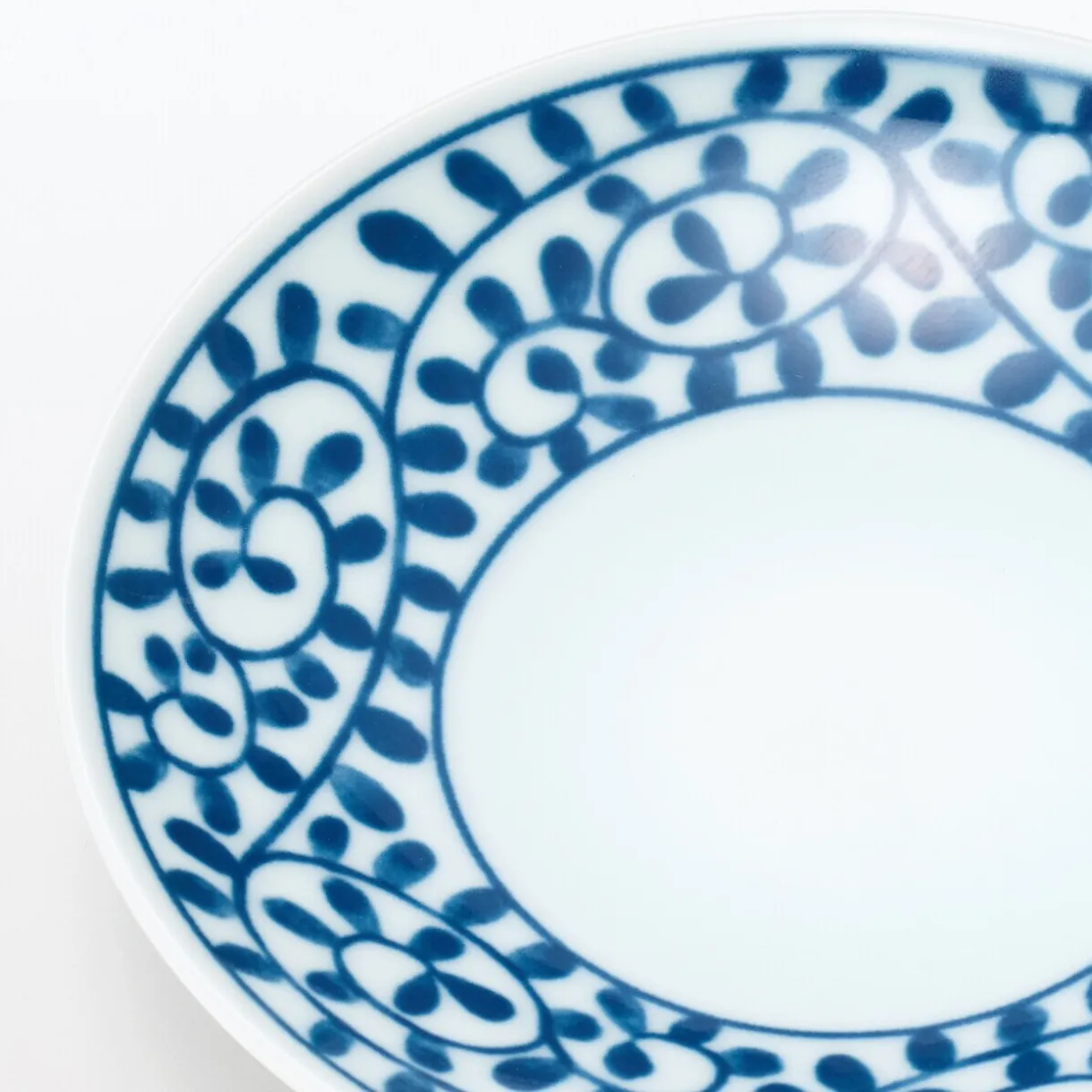 Assiette en porcelaine Hasami ‐ Motifs arabesque