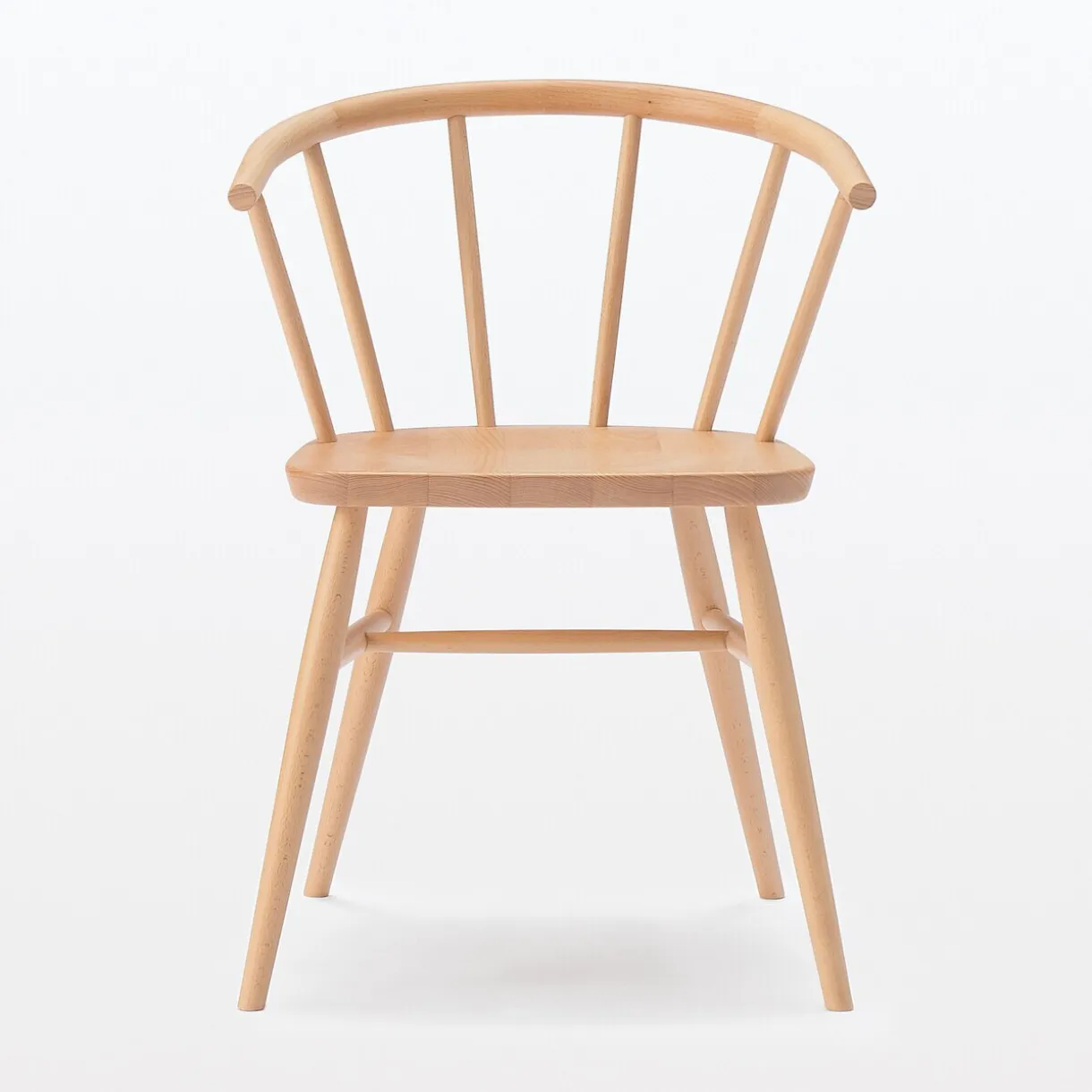 Chaise en hêtre massif à pieds arrondis et accoudoirs