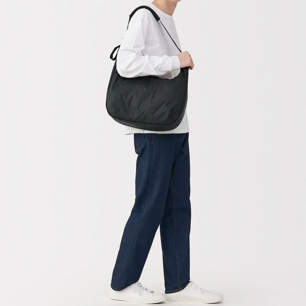 Sac à bandoulière rembourré et déperlant en nylon recyclé