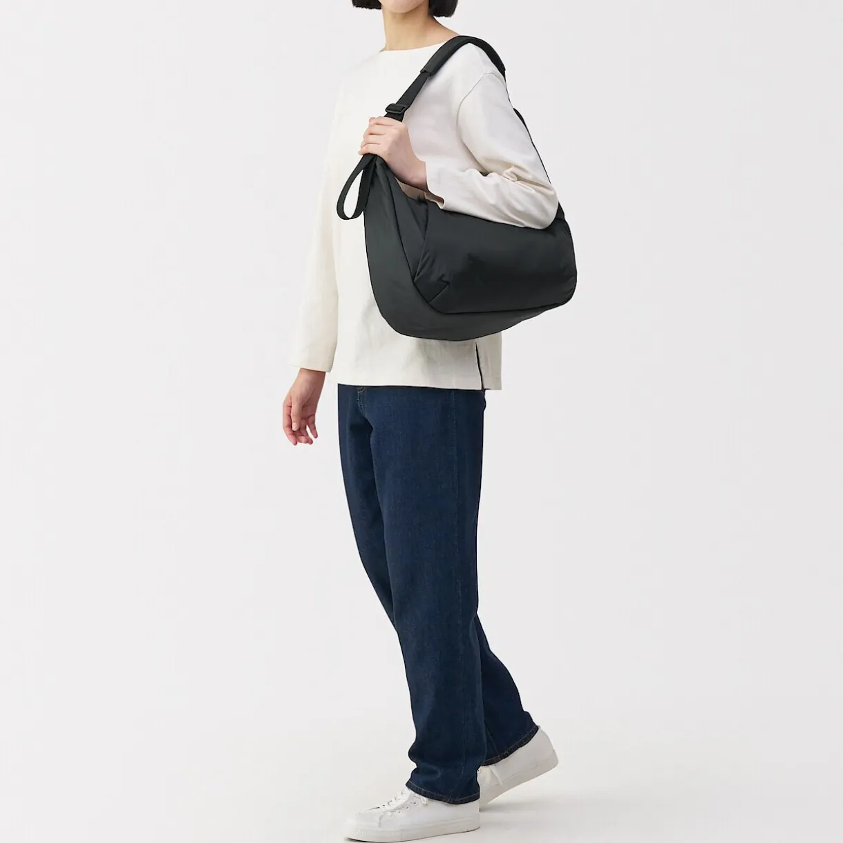 Sac à bandoulière rembourré et déperlant en nylon recyclé