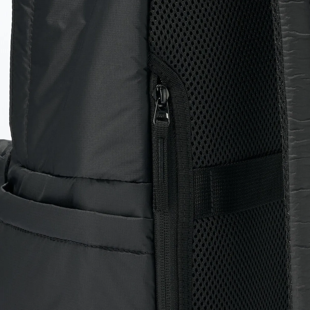 Sac à dos rembourré et déperlant en nylon recyclé