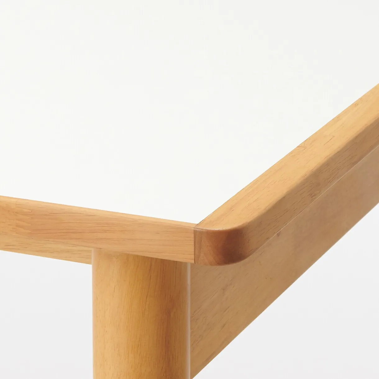 Table en hévéa avec plateau mélaminé rectangulaire ‐ M