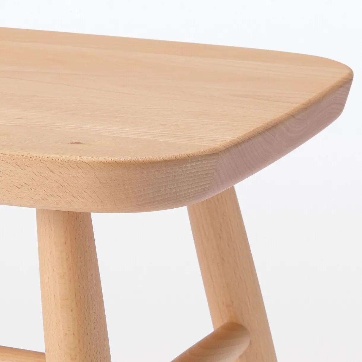 Tabouret en être massif à pieds arrondis