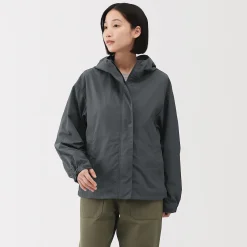 Veste à capuche déperlante et compacte en nylon pour femme
