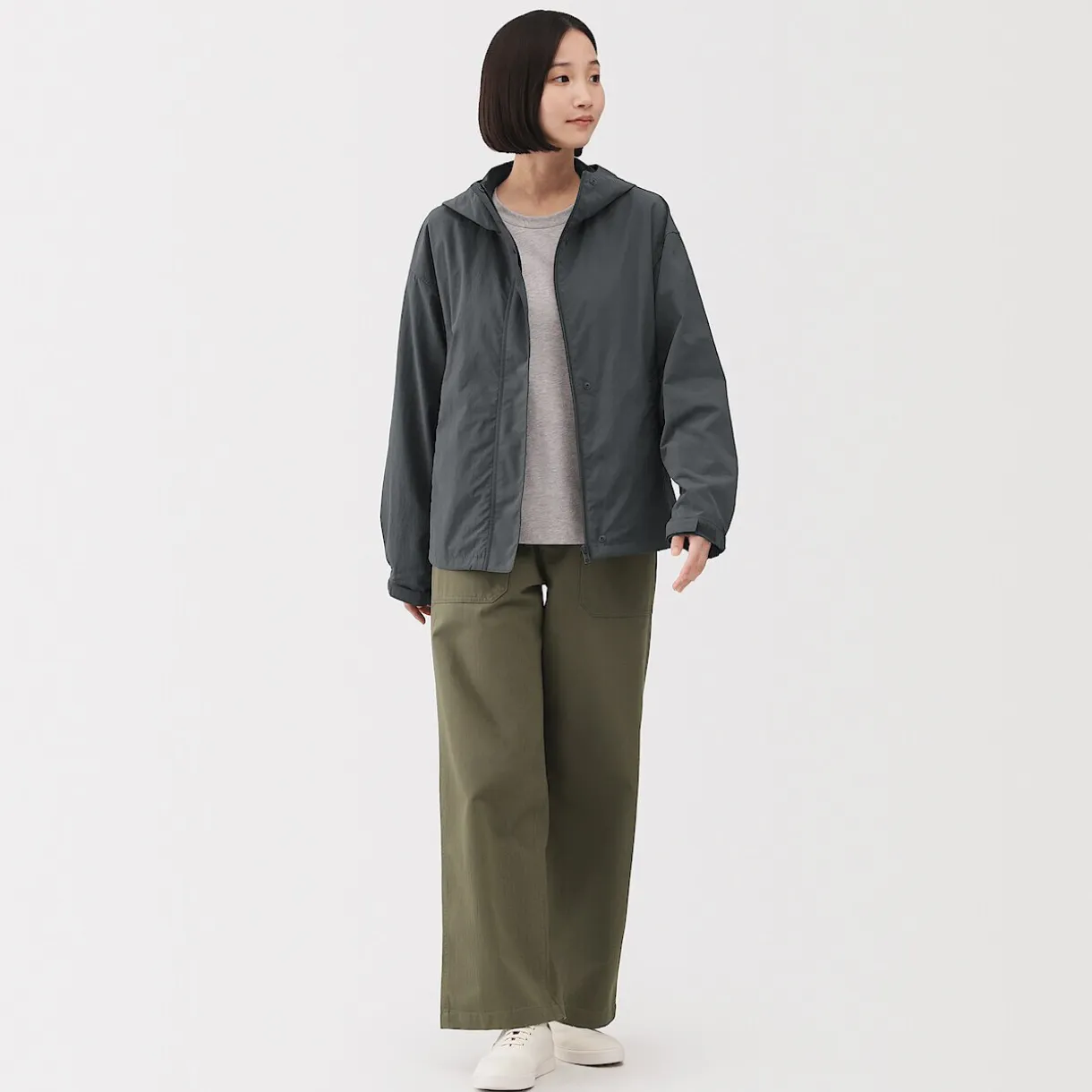 Veste à capuche déperlante et compacte en nylon pour femme