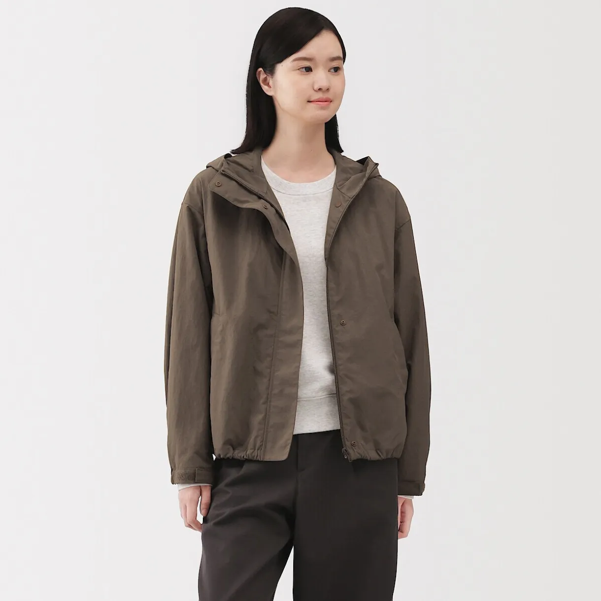 Veste à capuche déperlante et compacte en nylon pour femme