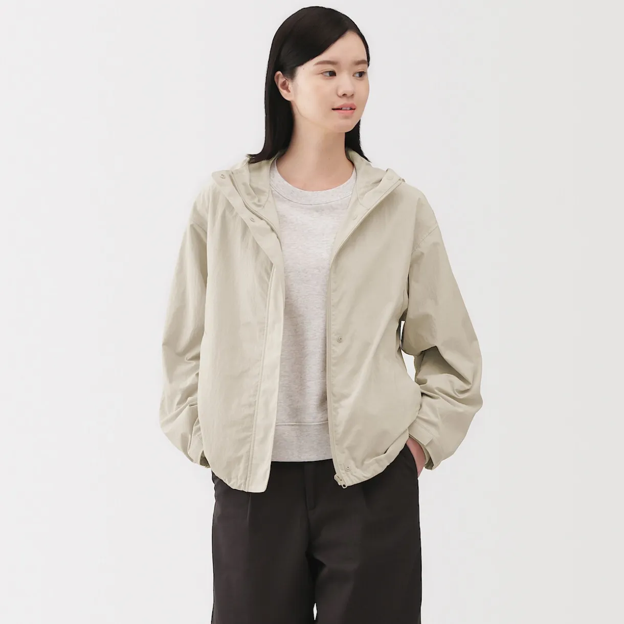 Veste à capuche déperlante et compacte en nylon pour femme