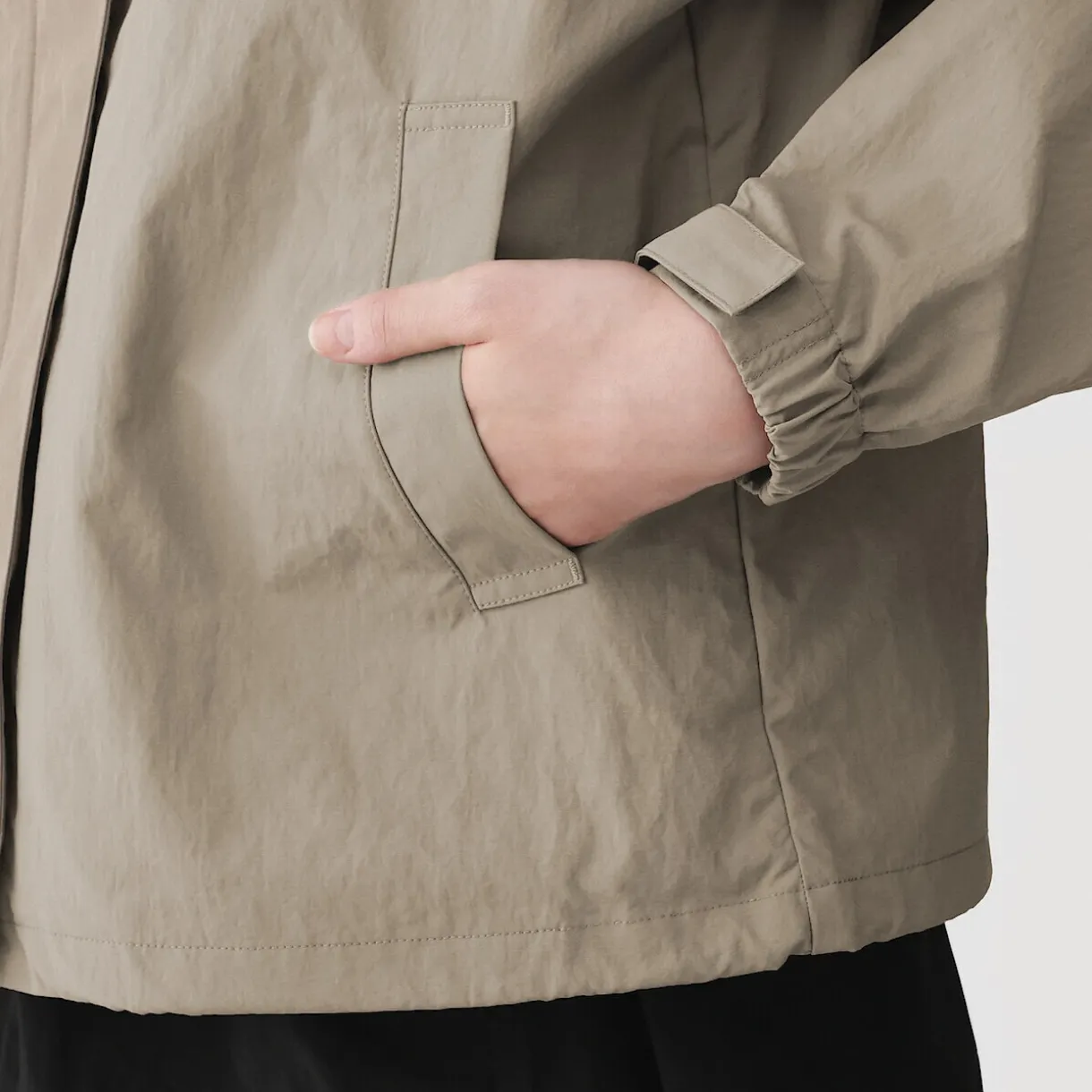 Veste à capuche pliante et déperlante pour femme